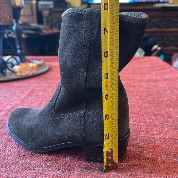 Girls UGG boots - Picture 15 of 16